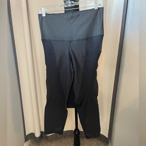 25. Nike DriFit Ribbed Leggings, size XL, 3/4 length, EUC